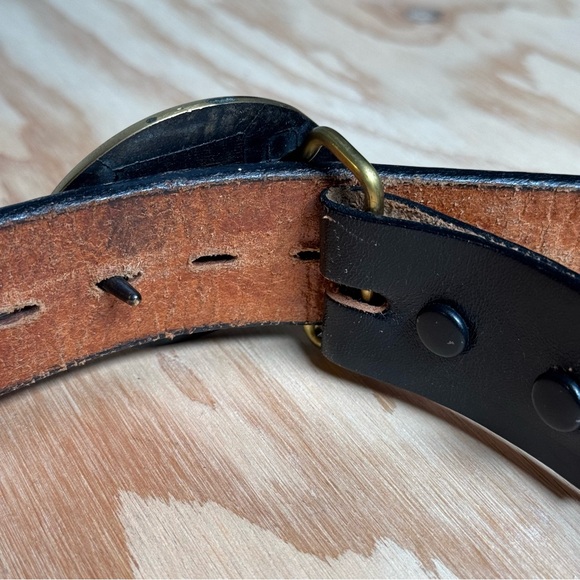 Vɪɴᴛᴀɢᴇ BTS 1981 Sᴏʟɪᴅ Bʀᴀss Oᴠᴀʟ Bᴇʟᴛ Bᴜᴄᴋʟᴇ ᴡɪᴛʜ Cʟᴏᴠᴇʀʟᴇᴀꜰ Pᴀɪsʟᴇʏ Dᴇsɪɢɴ - Picture 5 of 11